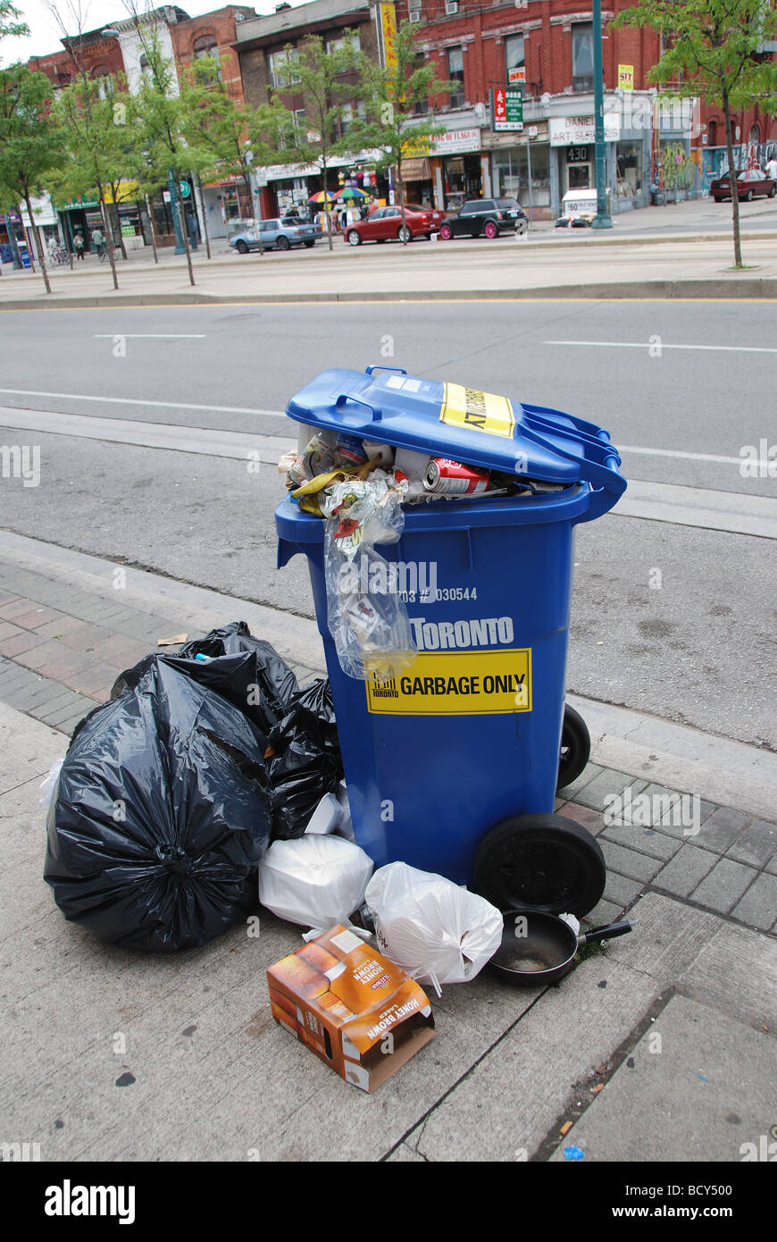 Garbage e lettiere overflow dai contenitori dopo una maratona di 36 giorni di sciopero dei lavoratori municipali nel centro cittadino di Toronto in Canada Foto Stock
