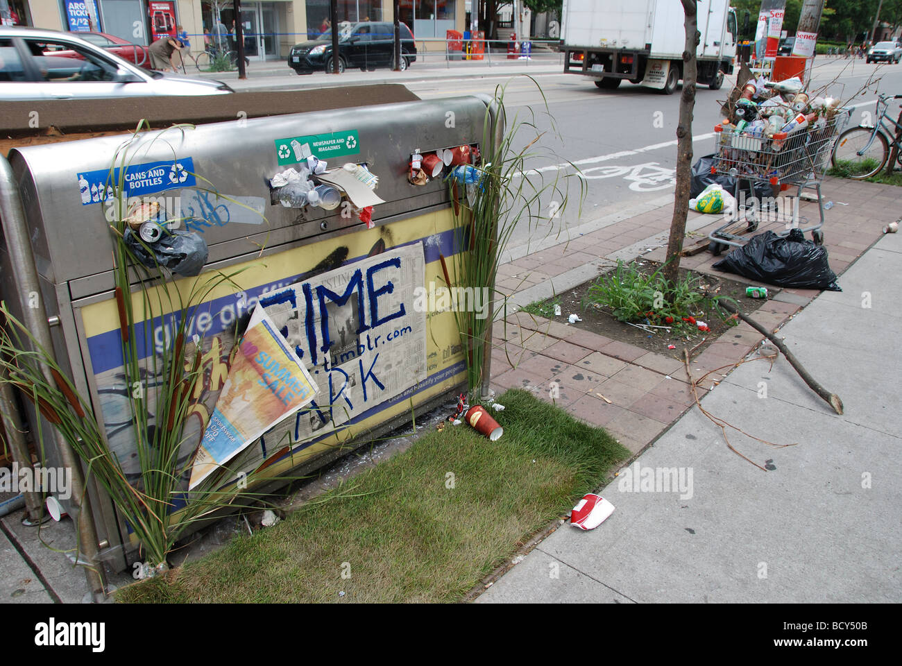 Garbage e lettiere overflow dai contenitori dopo una maratona di 36 giorni di sciopero dei lavoratori municipali nel centro cittadino di Toronto in Canada Foto Stock