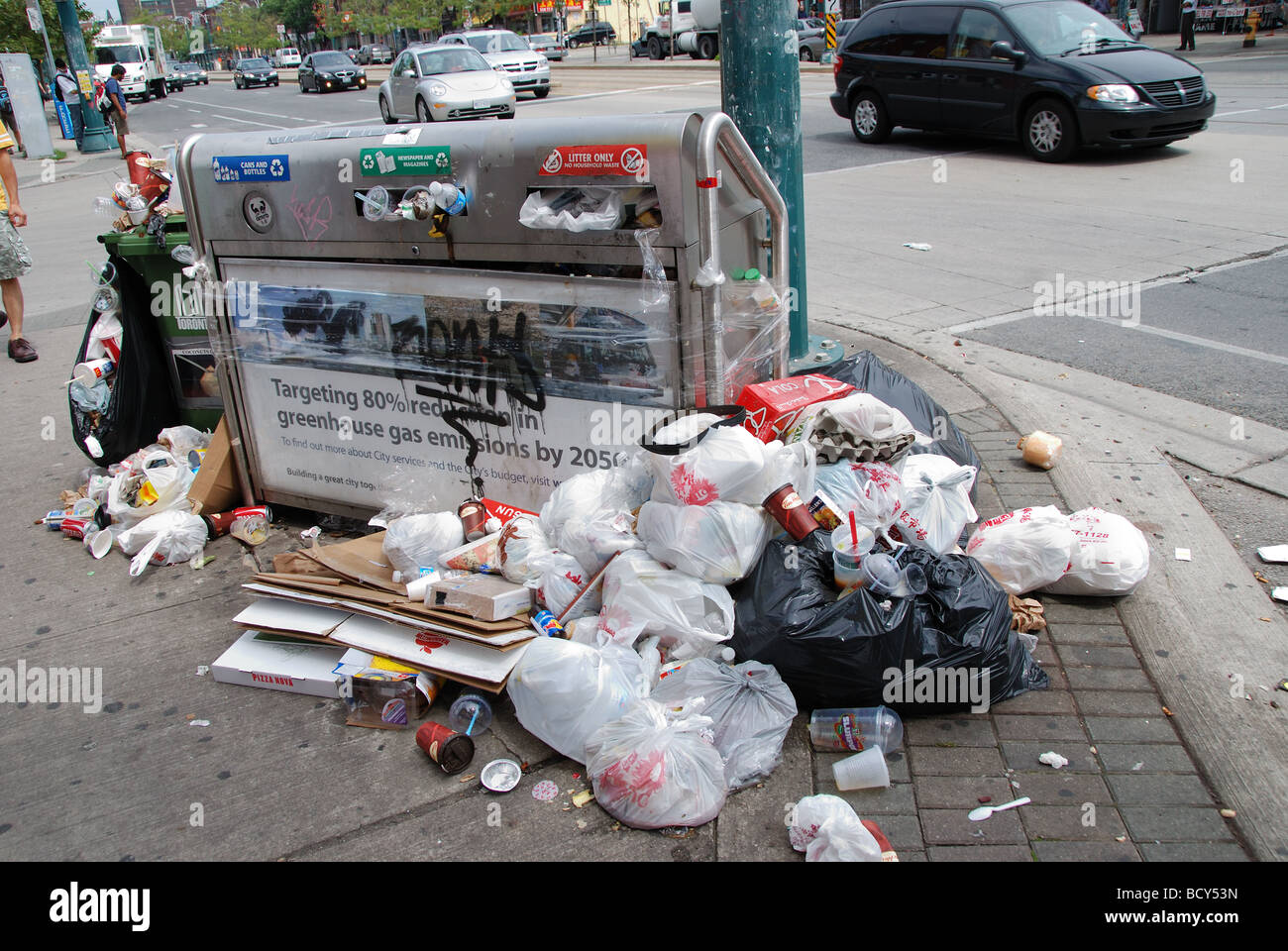 Garbage e lettiere overflow dai contenitori dopo una maratona di 36 giorni di sciopero dei lavoratori municipali nel centro cittadino di Toronto in Canada Foto Stock