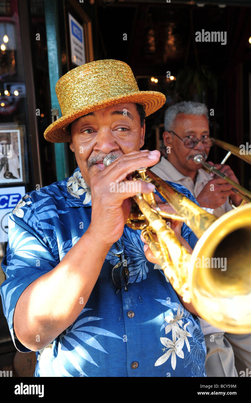 Tennessee Memphis Beale Street performer a suonare la tromba Foto Stock