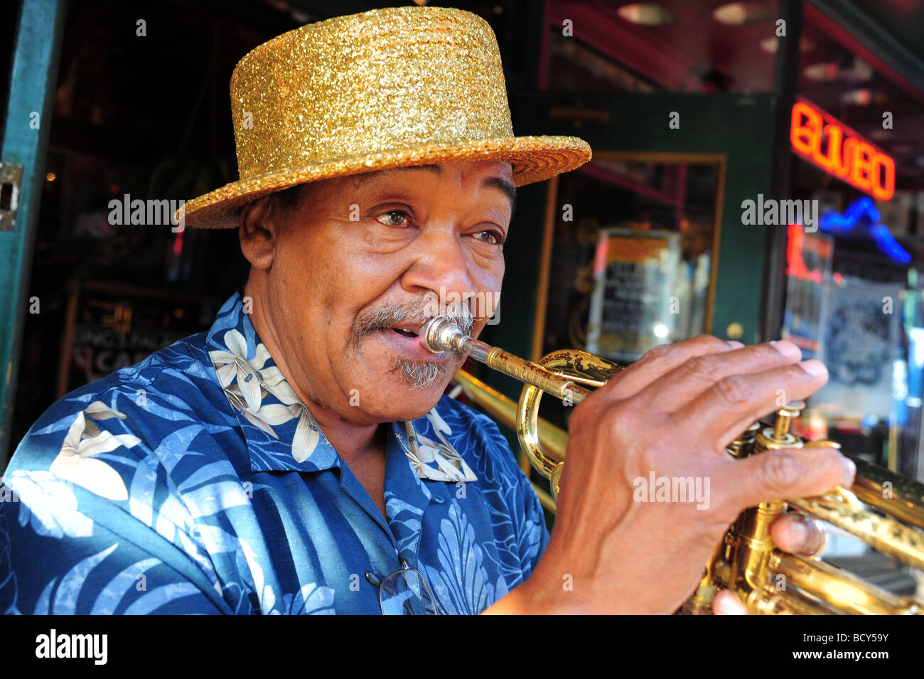Tennessee Memphis Beale Street performer a suonare la tromba Foto Stock