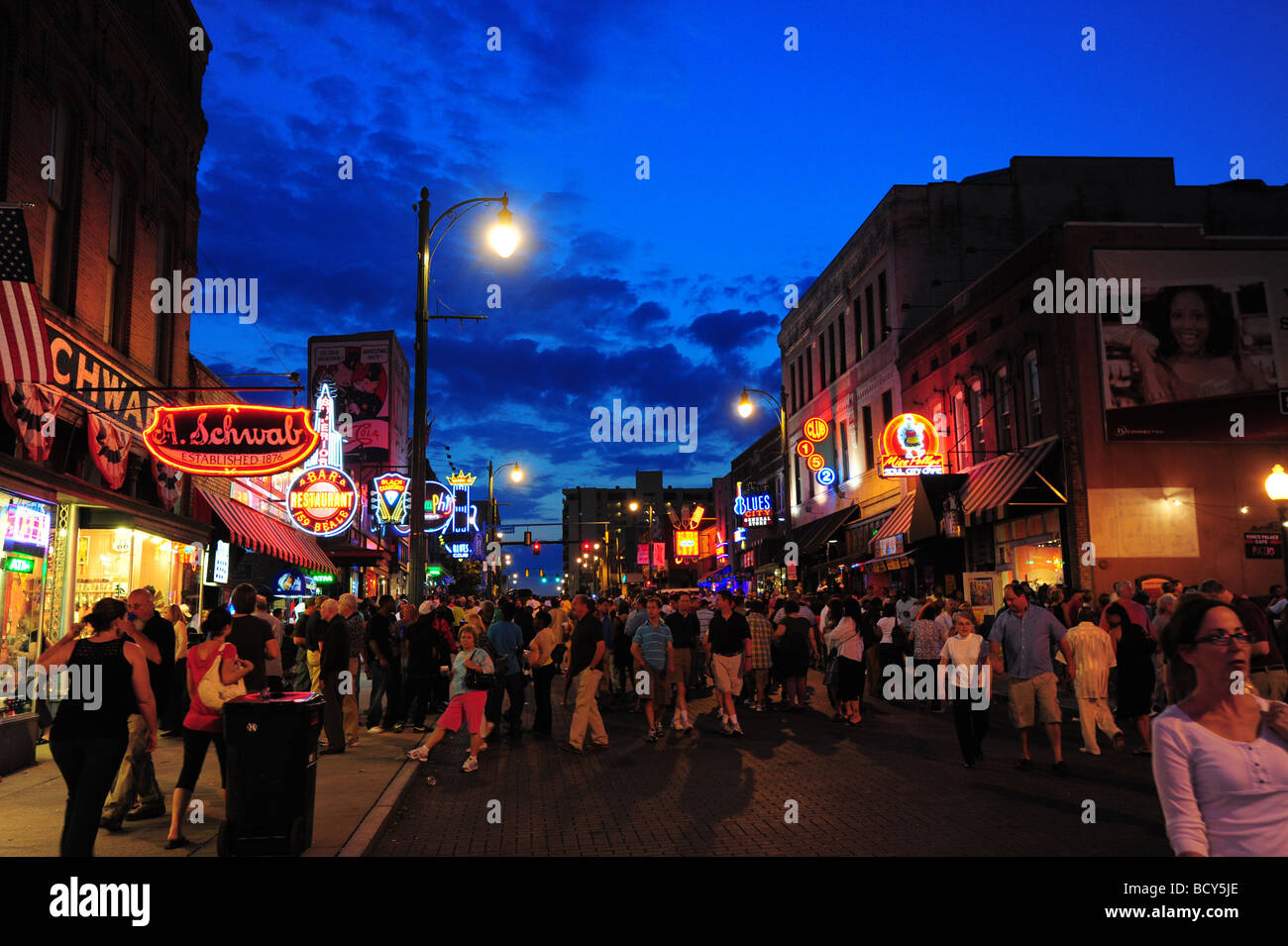 Tennessee Memphis Beale Street folle raccogliere un sabato notte Foto Stock