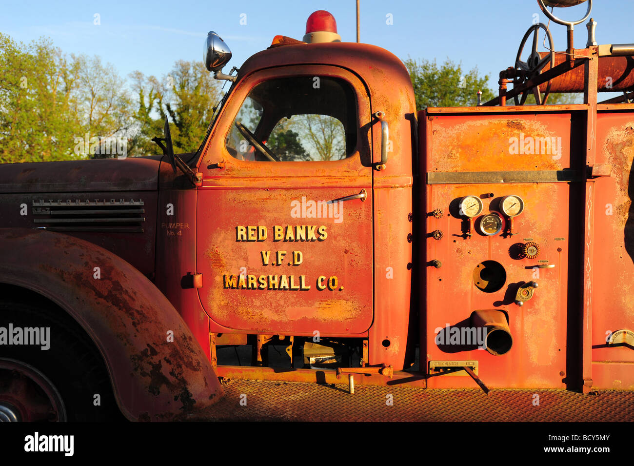 Stati Uniti Mississippi Clarksdale Dettaglio di un vecchio rosso firetruck da banche rosso V F D contea di Marshall Foto Stock