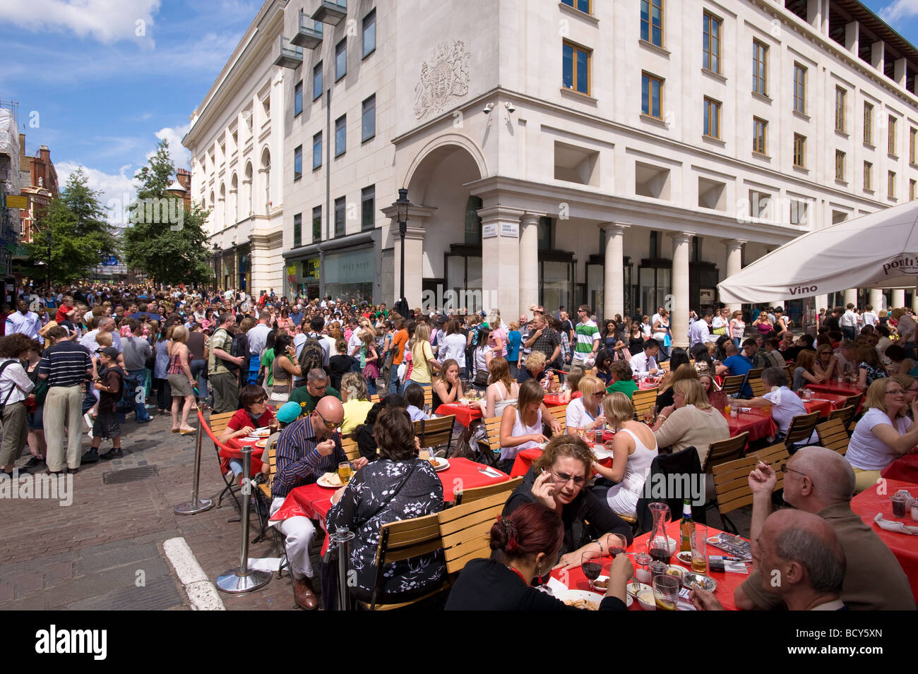 Il Covent Garden affollate di turisti London Regno Unito Foto Stock