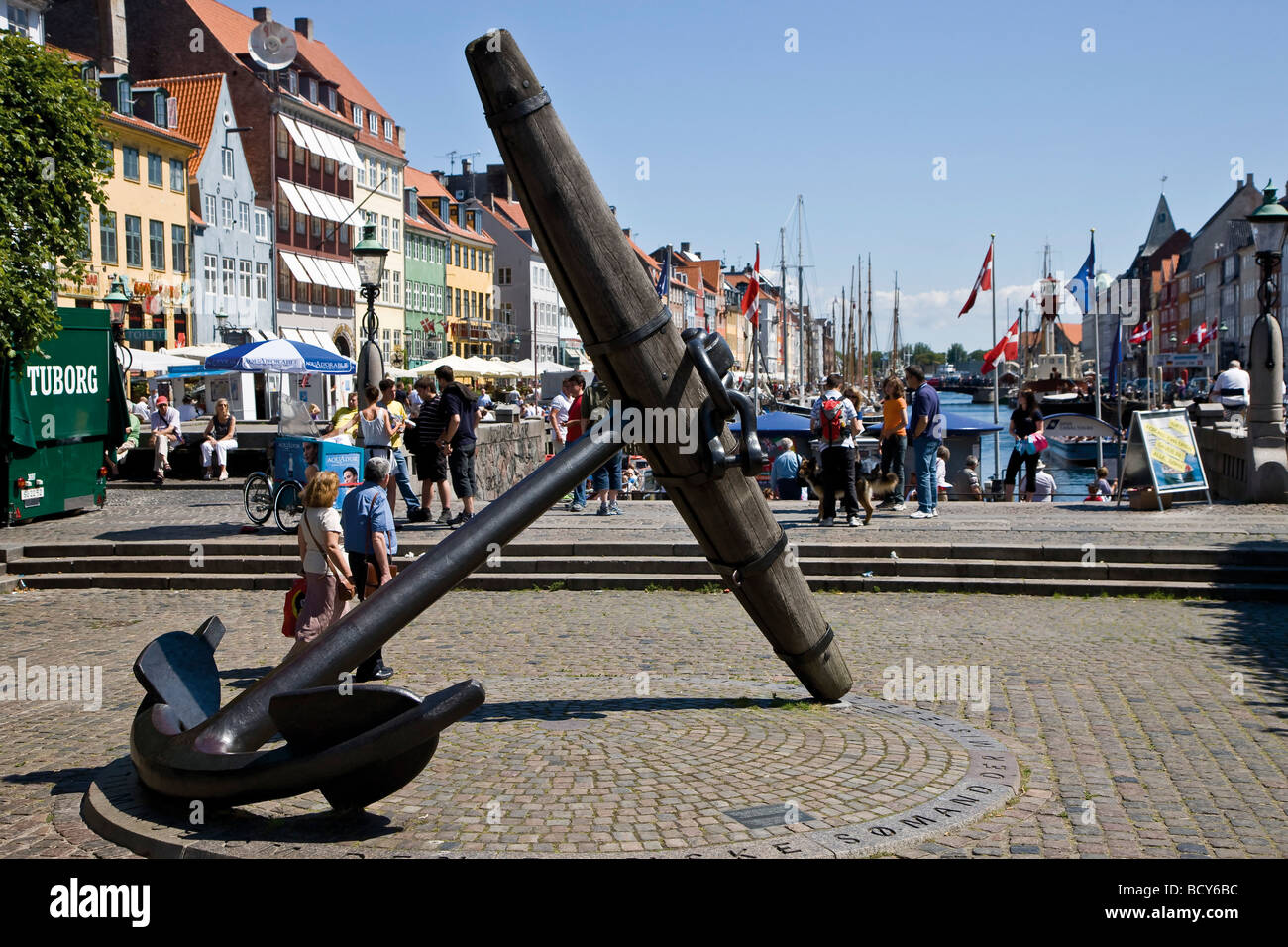 La grossa ancora che commemora i marinai danesi che morì durante la II Guerra Mondiale, a Nyhavn, Copenhagen, Danimarca Foto Stock