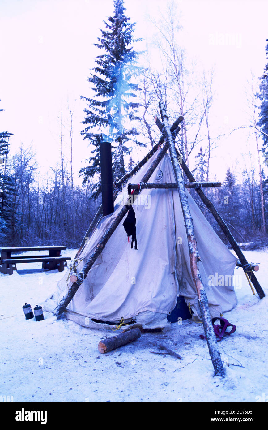 Campeggio invernale nella neve, stufa a camino in tenda, Fiume Liard Hot  Springs Parco Provinciale, Northern British Columbia, Canada Foto stock -  Alamy