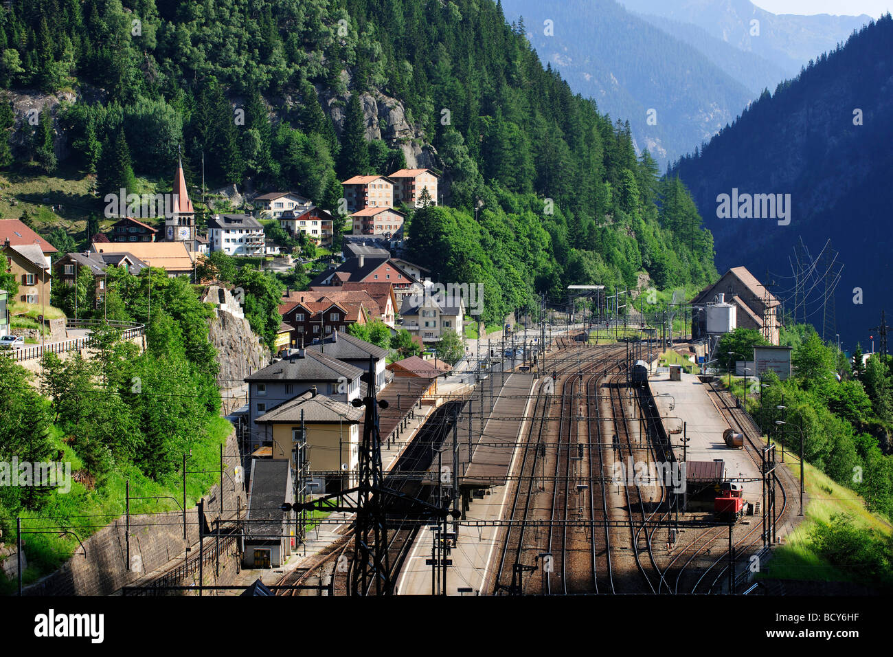 L'ultima stazione prima di entrare nel tunnel del San Gottardo, Goeschenen nel Cantone di Uri, Svizzera, Europa Foto Stock