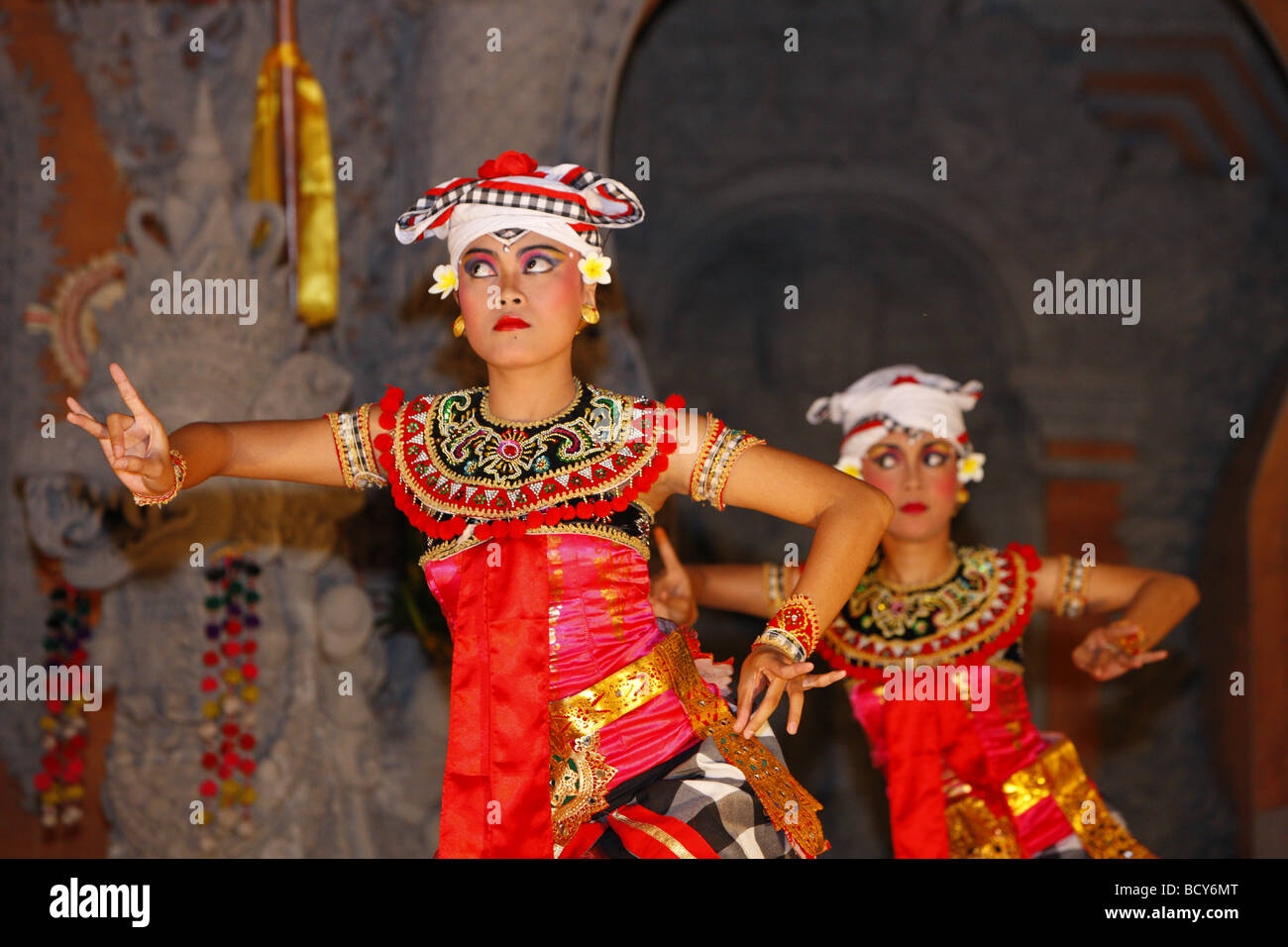 Ballerini, spettacolo di danza Barong, Ubud, Bali, Repubblica di Indonesia, sud-est asiatico Foto Stock