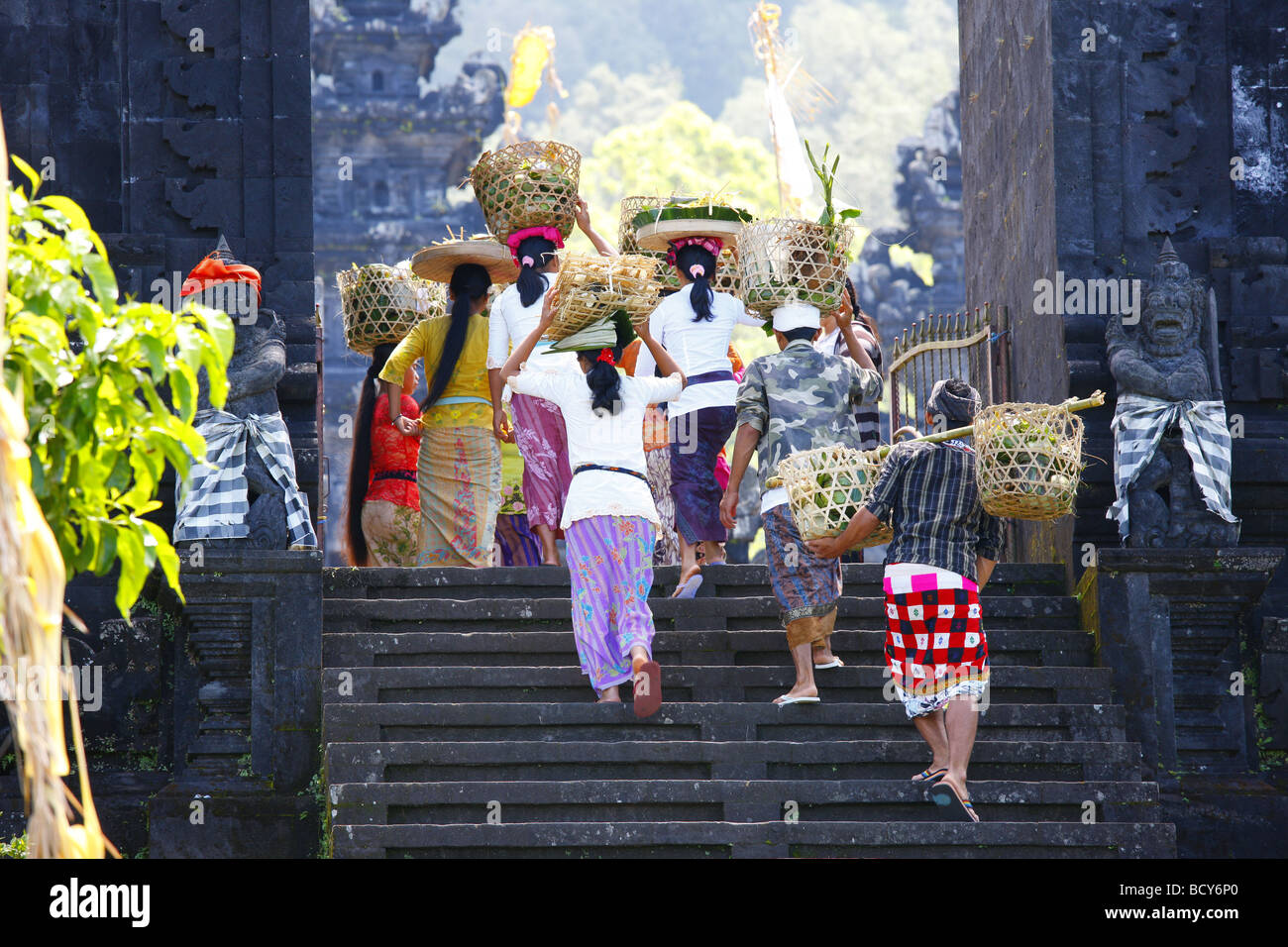 Cerimonia sacrificale, Pura Pasaran Agung, a vulcano Gunung Agung, 2567m, Bali, Repubblica di Indonesia, sud-est asiatico Foto Stock