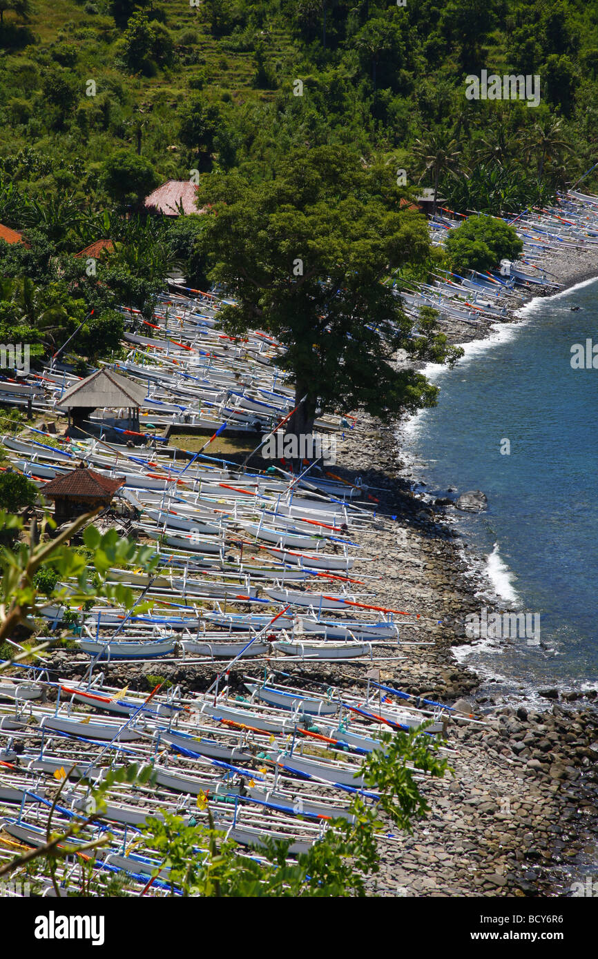 Cove con outrigger barche, strada costiera, a sud-est di Bali, Repubblica di Indonesia, sud-est asiatico Foto Stock