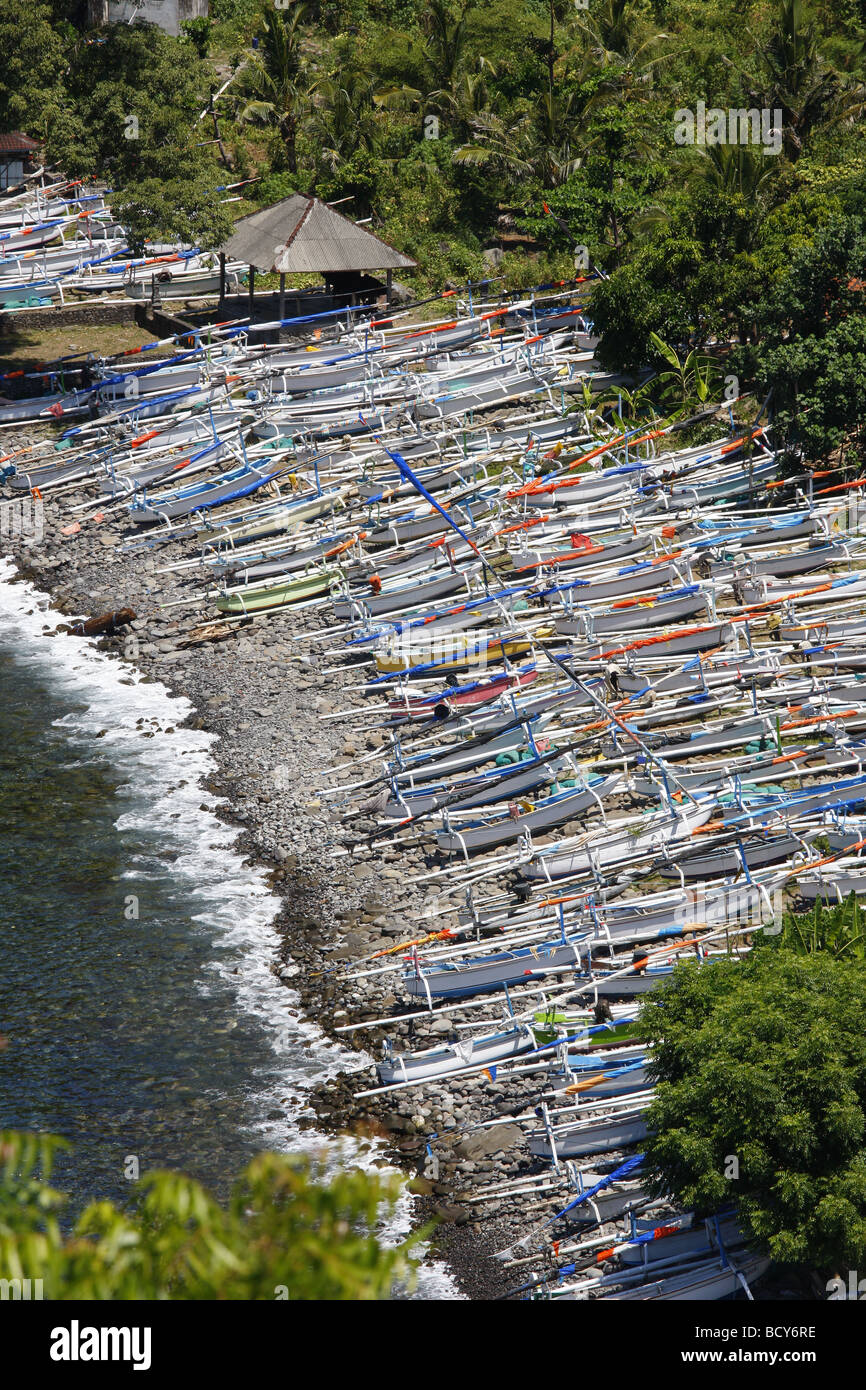 Cove con outrigger barche, strada costiera, a sud-est di Bali, Repubblica di Indonesia, sud-est asiatico Foto Stock