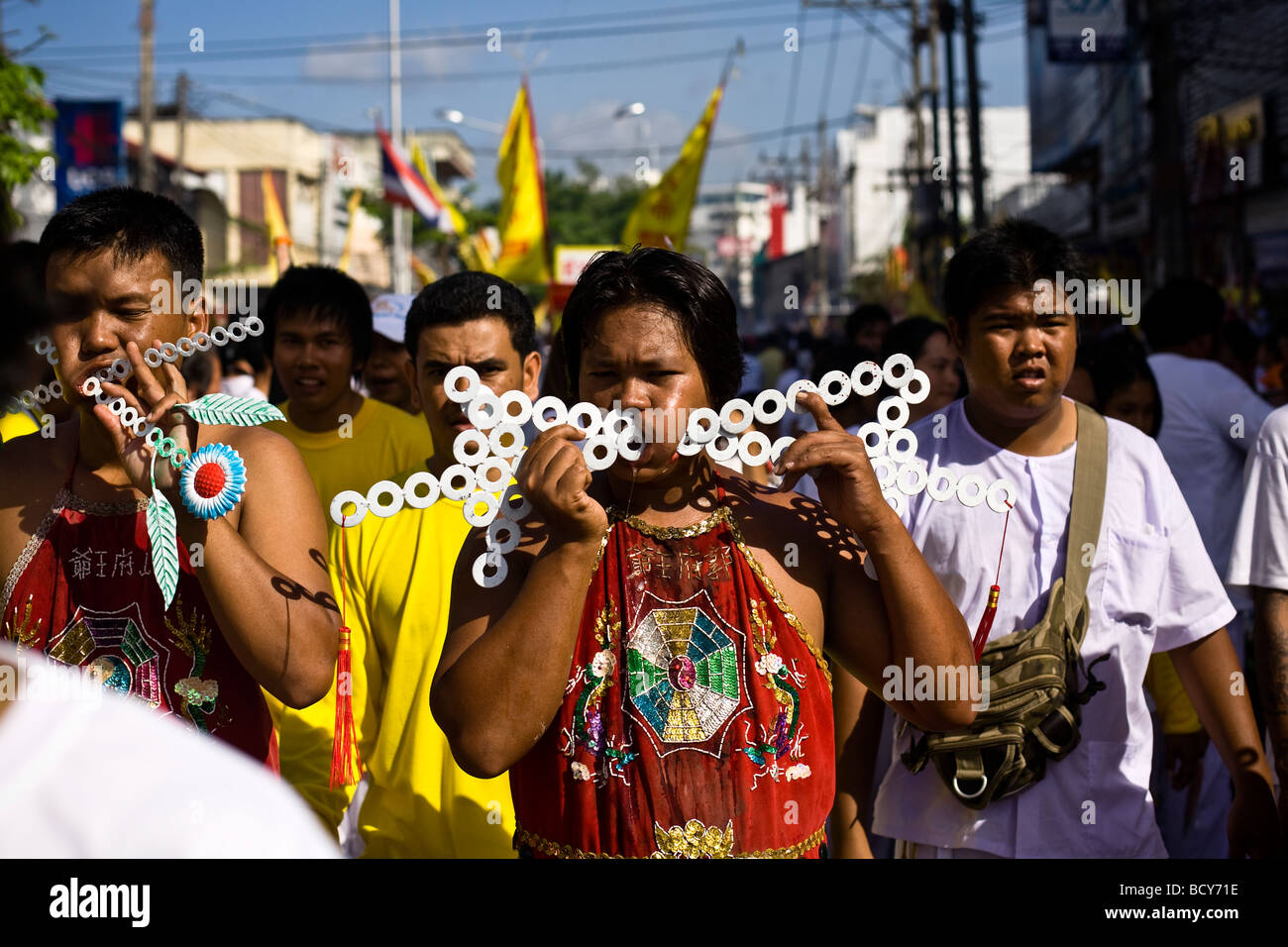 I partecipanti a Phuket annuale del festival vegetariano a camminare per le strade con intensa piercing. Foto Stock