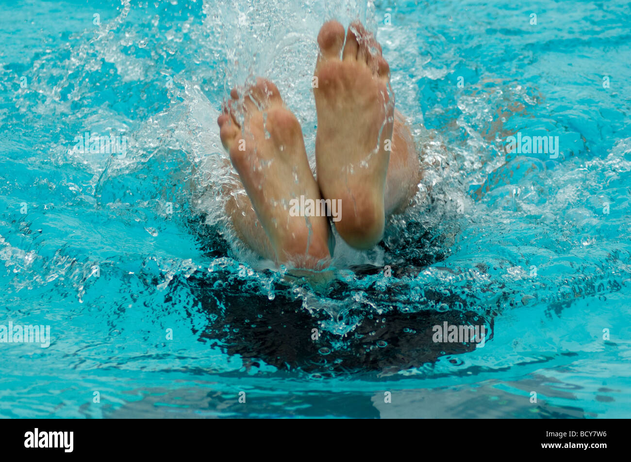 Nuotatore spingendo fuori durante il flip girare, vista di fondi dei piedi. Foto Stock