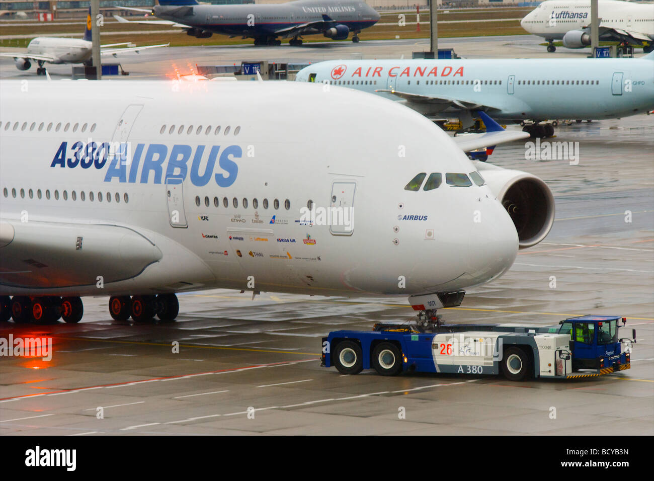 Airbus A380 F-WWJB numero di serie 007 trainato da un trattore a aeroporto di Francoforte am Main (FRA) Foto Stock