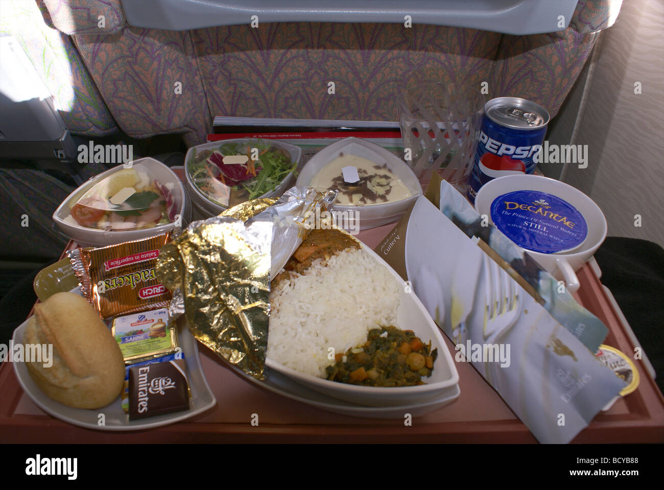 Menu sul bordo di un Emirates Boeing 777 (classe economica) Foto Stock
