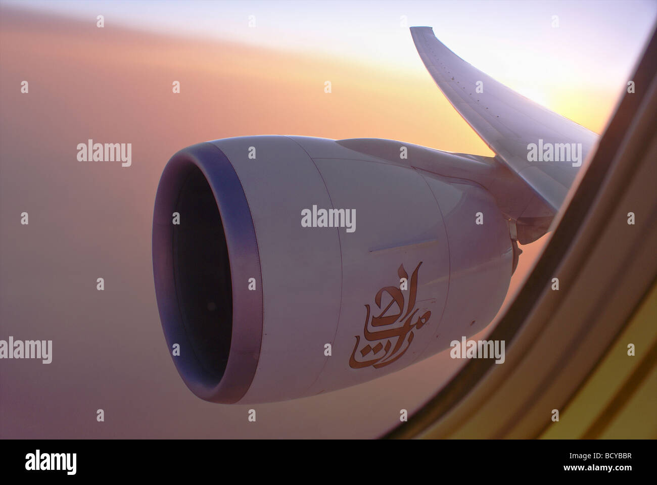 Una vista dalla finestra di un Emirates Boeing 777 sopra il motore a getto e ala al tramonto Foto Stock