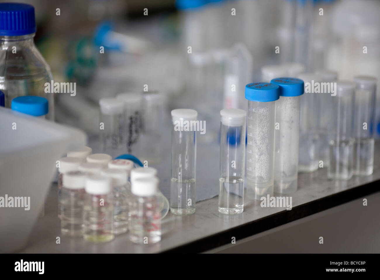 Tubi da laboratorio con blu e bianco tops Foto Stock