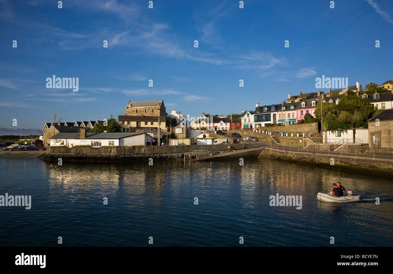 Il porto di pescatori con O'Driscoll il castello sulla skyline, Baltimore, County Cork, Irlanda Foto Stock