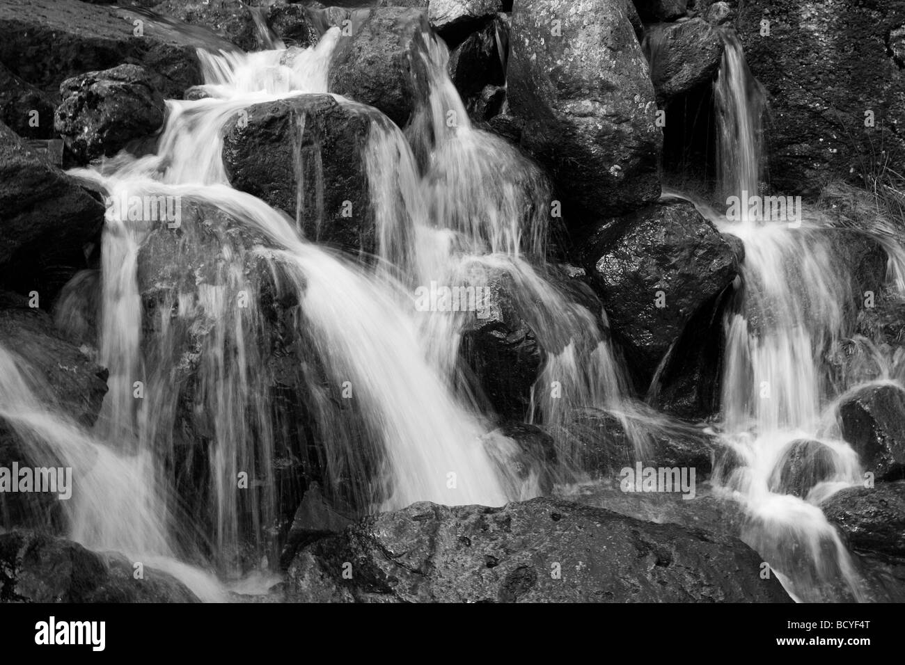 Cascata sulla strada fino a Stickle Tarn nel distretto del lago, Cumbria, Inghilterra. Foto Stock