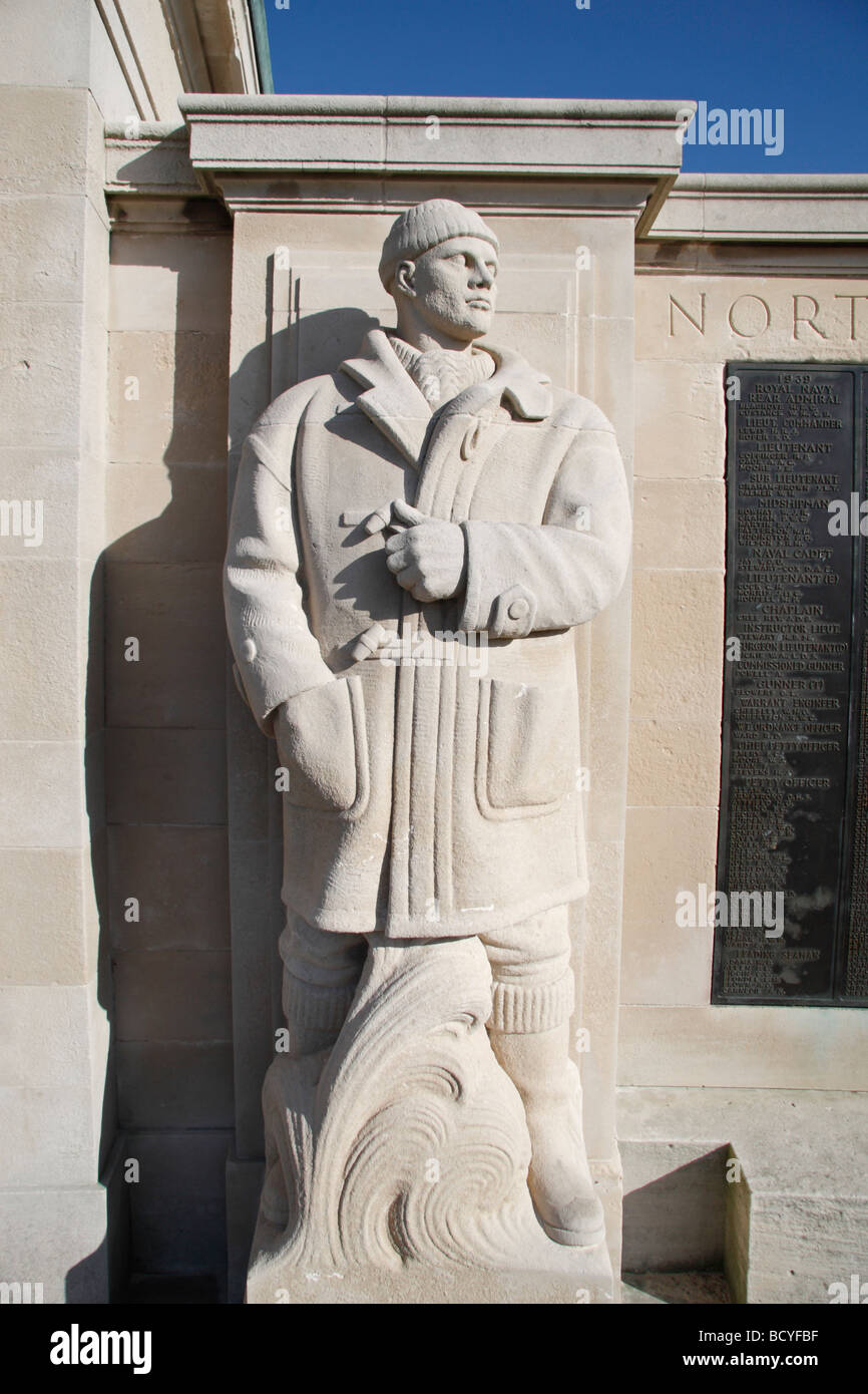 Una scultura sul Navale di Portsmouth Memorial on the Southsea seafront, Portsmouth, Hampshire, Regno Unito. Foto Stock