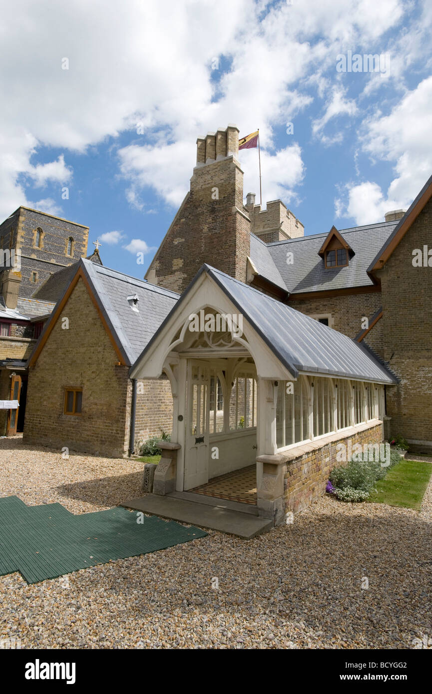 Insolito della porta anteriore tramite il passaggio lungo la Grange, casa del gotico vittoriano architetto Augustus Welby Pugin a Ramsgate Kent Foto Stock Insolito della porta anteriore tramite il passaggio lungo la Grange, casa del gotico vittoriano architetto Augustus Welby Pugin a Ramsgate Kent Foto Stock