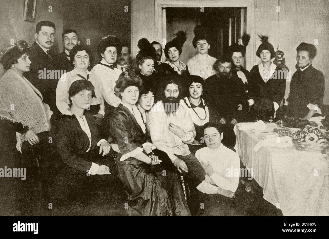 Rasputin circondato da ammiratori. Grigori Yefimovich Rasputin 1869 per 1916. Mistico russo. Foto Stock