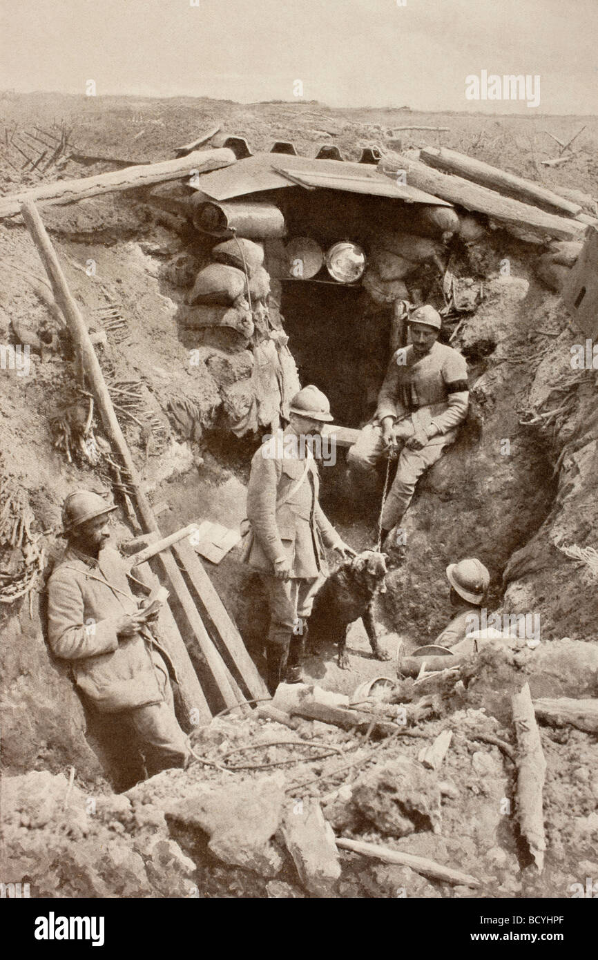 Soldati e cane da guardia di un francese di osservazione post sullo Chemin des Dames durante la Seconda battaglia di Aisne. Foto Stock
