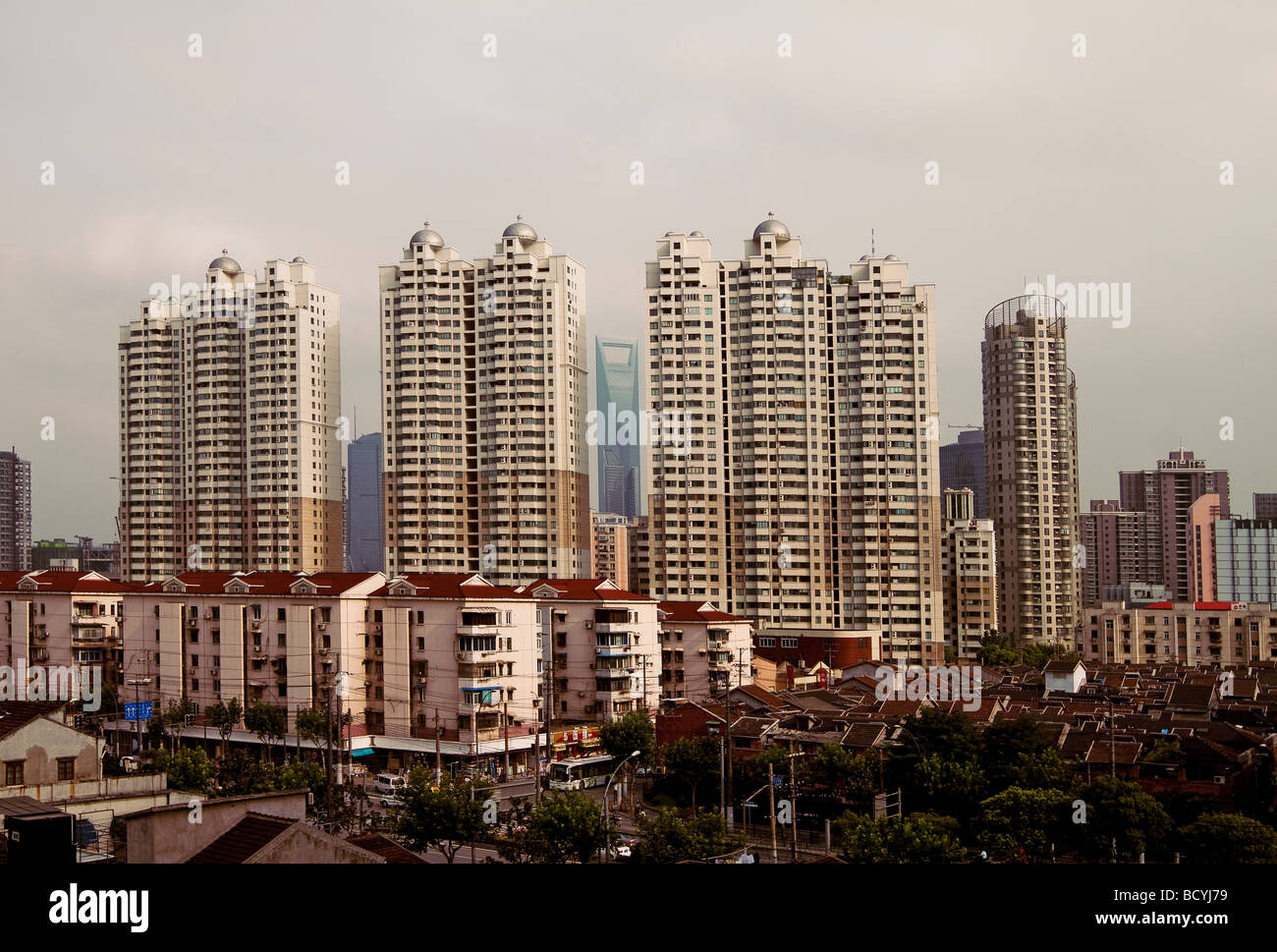 Edifici residenziali con il World Financial Center di Shanghai in background Foto Stock