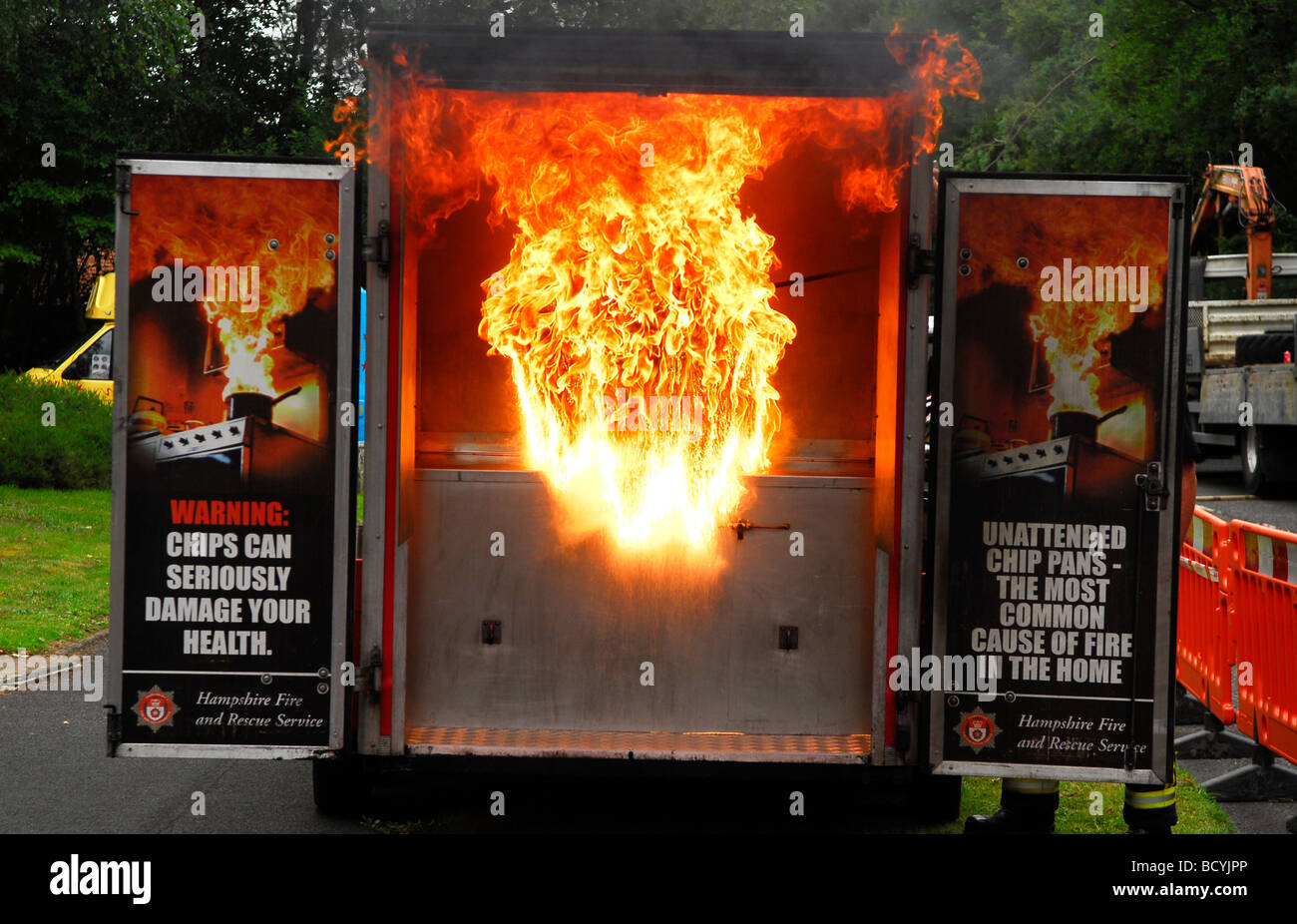 Vigili del fuoco di dimostrazione per mostrare i pericoli di un chip incustodito in padella home in corrispondenza di una stazione di fuoco open day, Bordon, Hampshire REGNO UNITO. Foto Stock