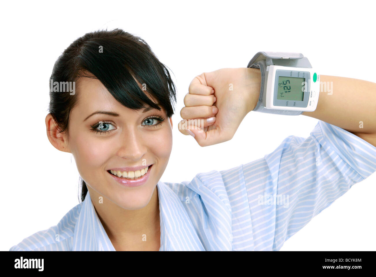 Frau misst ihren Blutdruck donna misura la sua pressione del sangue Foto Stock