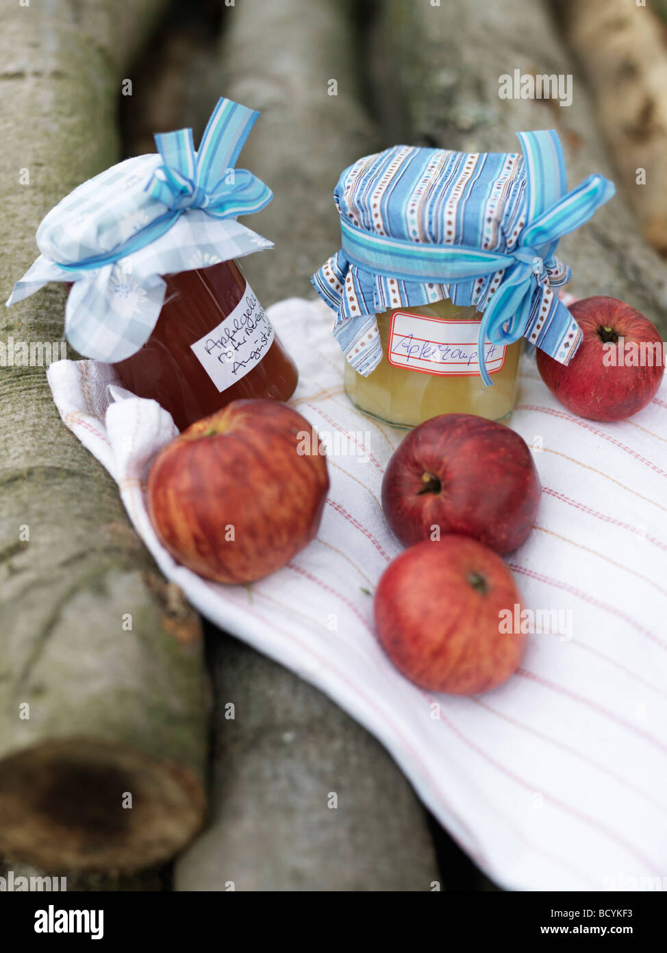Mele mature e marmellata sulla pila di registro Foto Stock