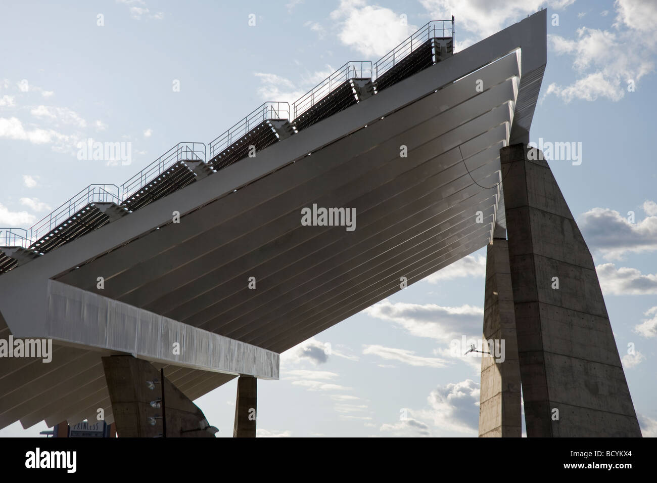 Pergola fotovoltaica Diagonal Mar Waterfront Barcellona Catalonia Spagna Foto Stock
