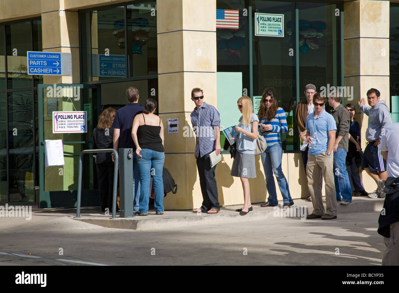 I giovani elettori attendere al voto il giorno delle elezioni 2009, Santa Monica, Los Angeles, California, Stati Uniti d'America Foto Stock