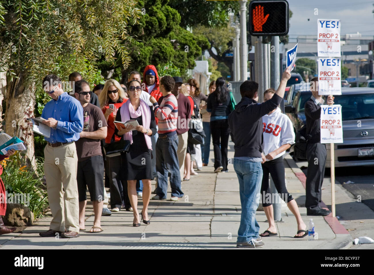 I giovani elettori attendere al voto il giorno delle elezioni 2009, Santa Monica, Los Angeles, California, Stati Uniti d'America Foto Stock