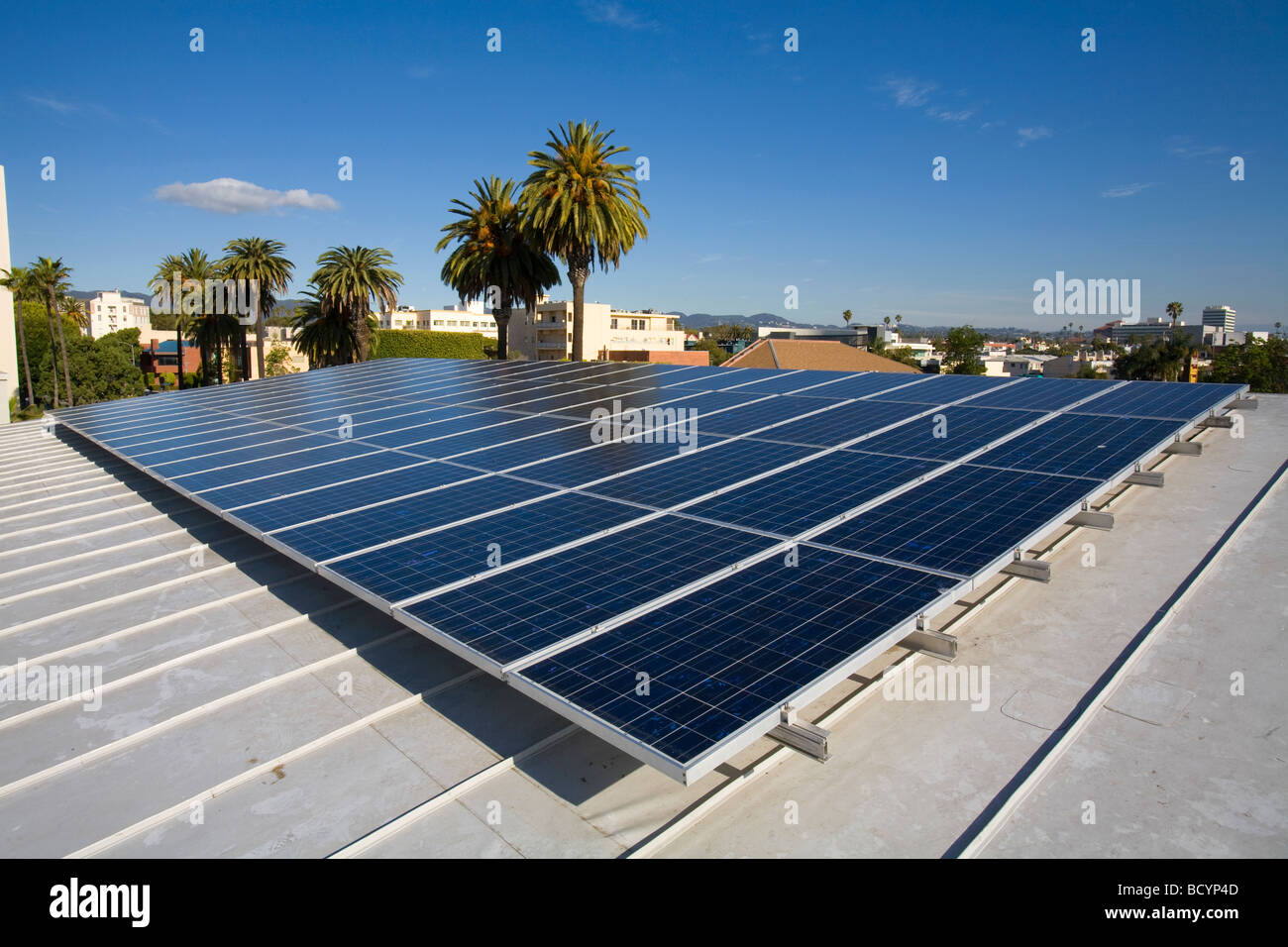 Un tetto montato, legato a griglia di Voltaic solare pannello solare array (10Kw) sulla sommità della Santa Monica biblioteca, CALIFORNIA, STATI UNITI D'AMERICA Foto Stock