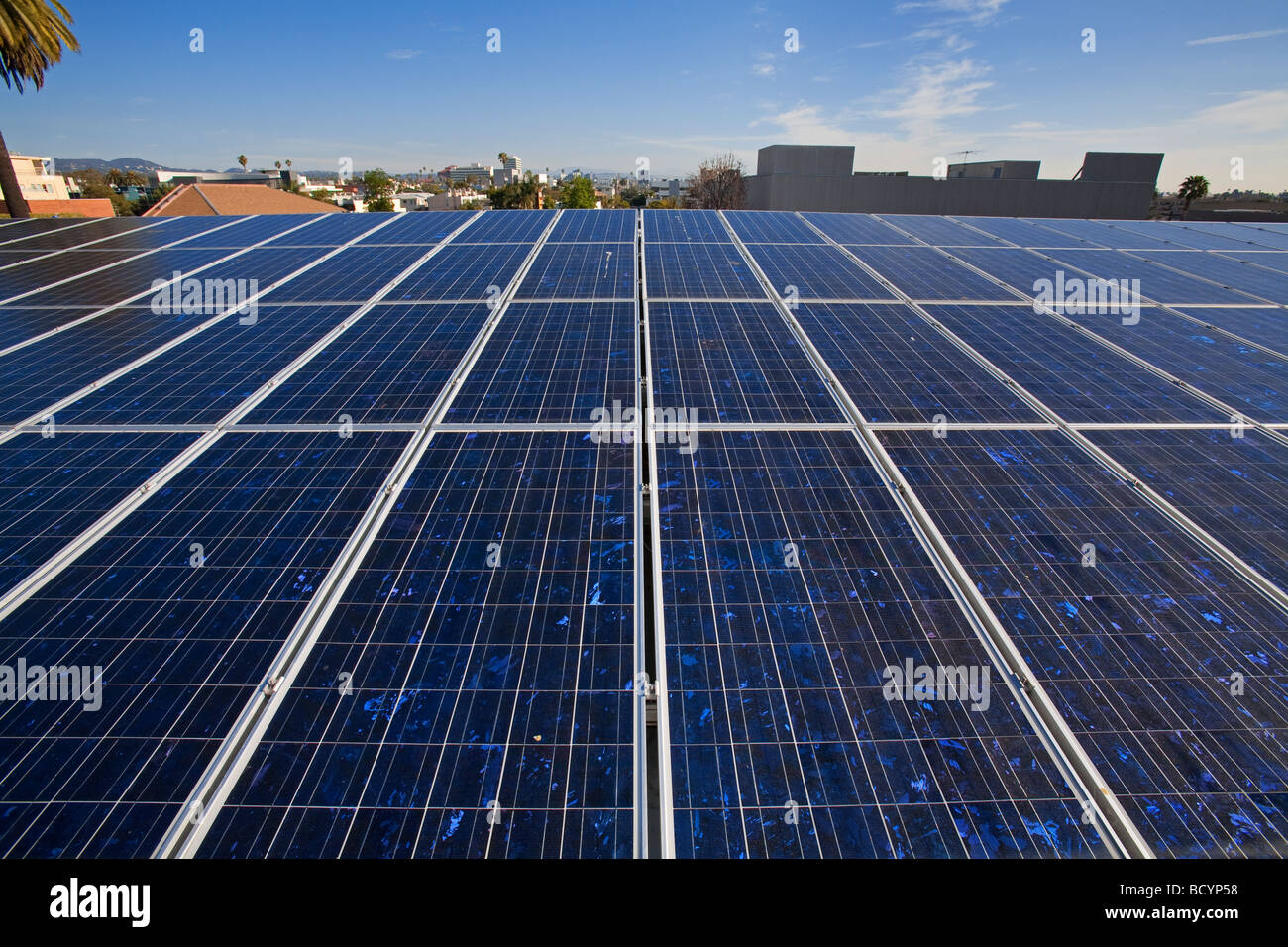 Un tetto montato, legato a griglia di Voltaic solare pannello solare array (10Kw) sulla sommità della Santa Monica biblioteca, CALIFORNIA, STATI UNITI D'AMERICA Foto Stock