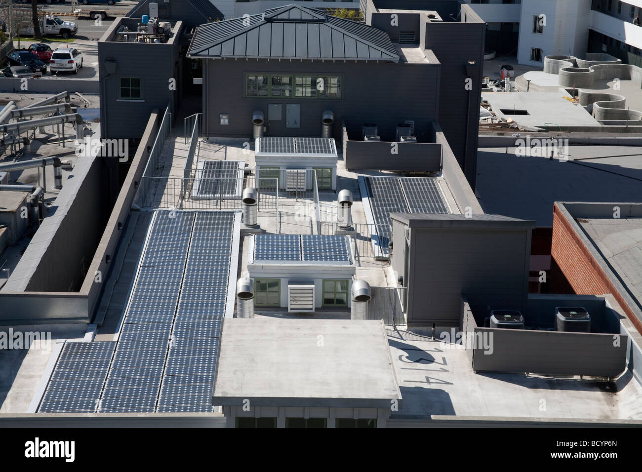 Pannelli solari fotovoltaici sul tetto delle risorse naturali consiglio di difesa), Santa Monica, California, Stati Uniti d'America Foto Stock