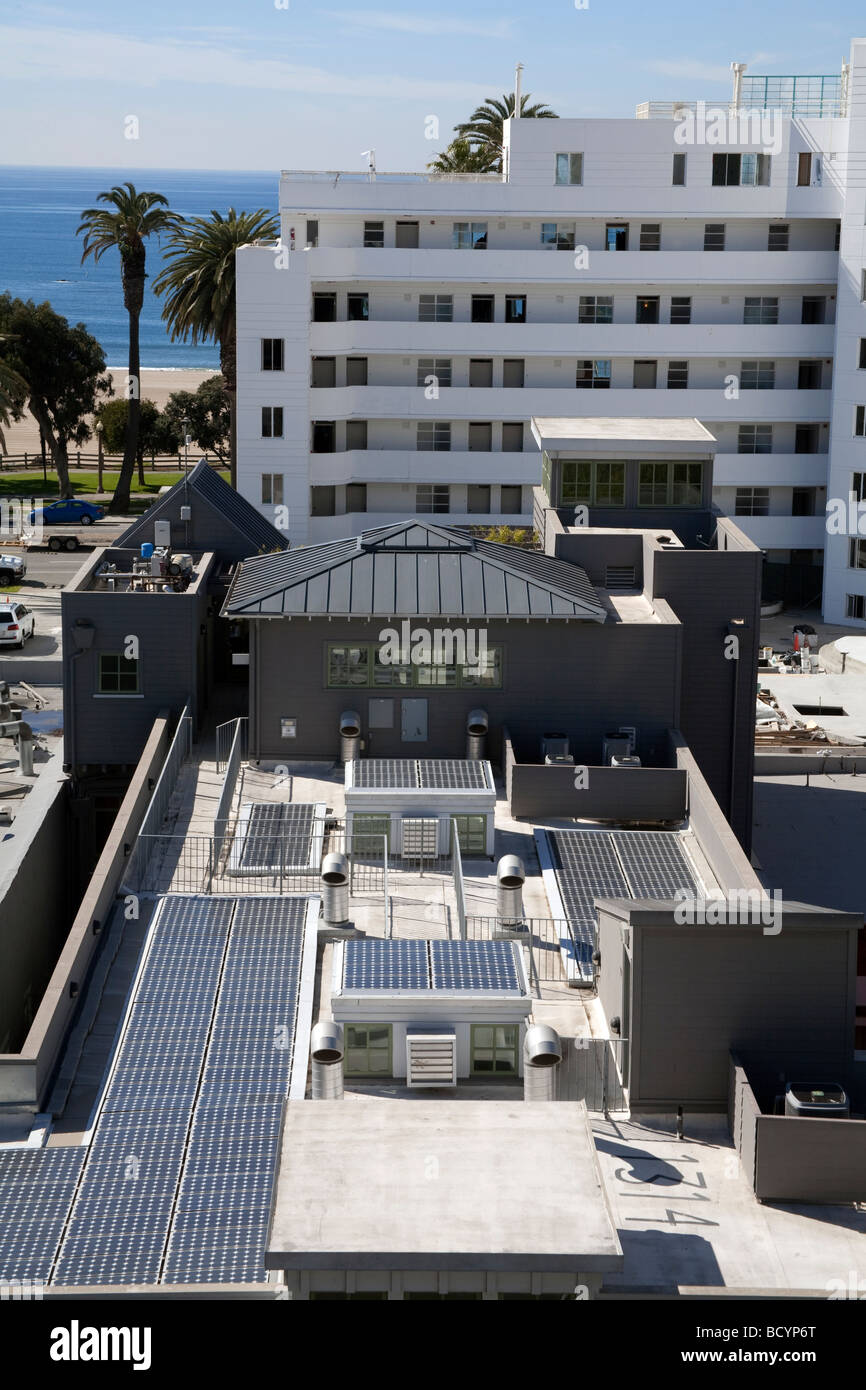 Pannelli solari fotovoltaici sul tetto delle risorse naturali consiglio di difesa), Santa Monica, California, Stati Uniti d'America Foto Stock