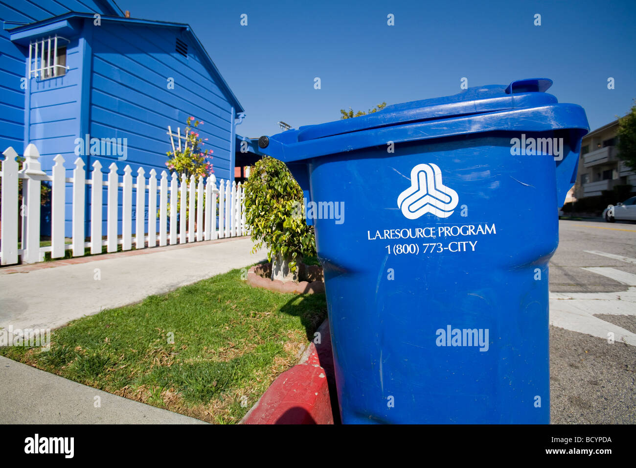 Un blu cestino per la città di Los Angeles Bureau di igiene di solide risorse cittadine Programma di riciclaggio. Foto Stock