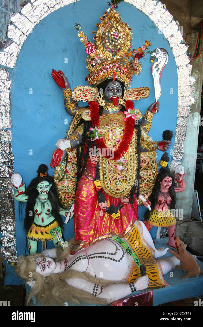Colorata statua indù di Kali in piedi sopra signore Shiva In Diphu, Stato di Assam, in India Foto Stock