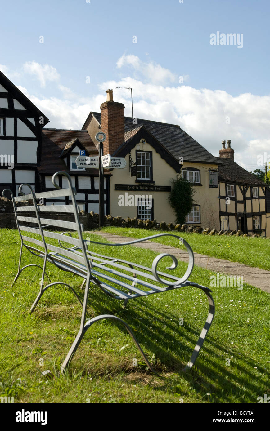 Ye Olde Salutation Inn e il centro del villaggio, Weobley Herefordshire Inghilterra Foto Stock