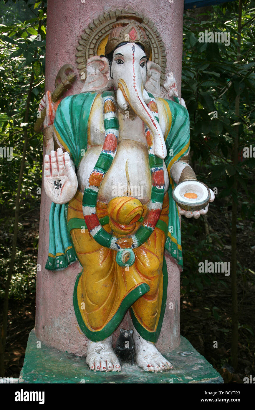 Statua di religione indù dio elefantino Ganesh fuori Gupteswar grotta santuario, Orissa, India Foto Stock