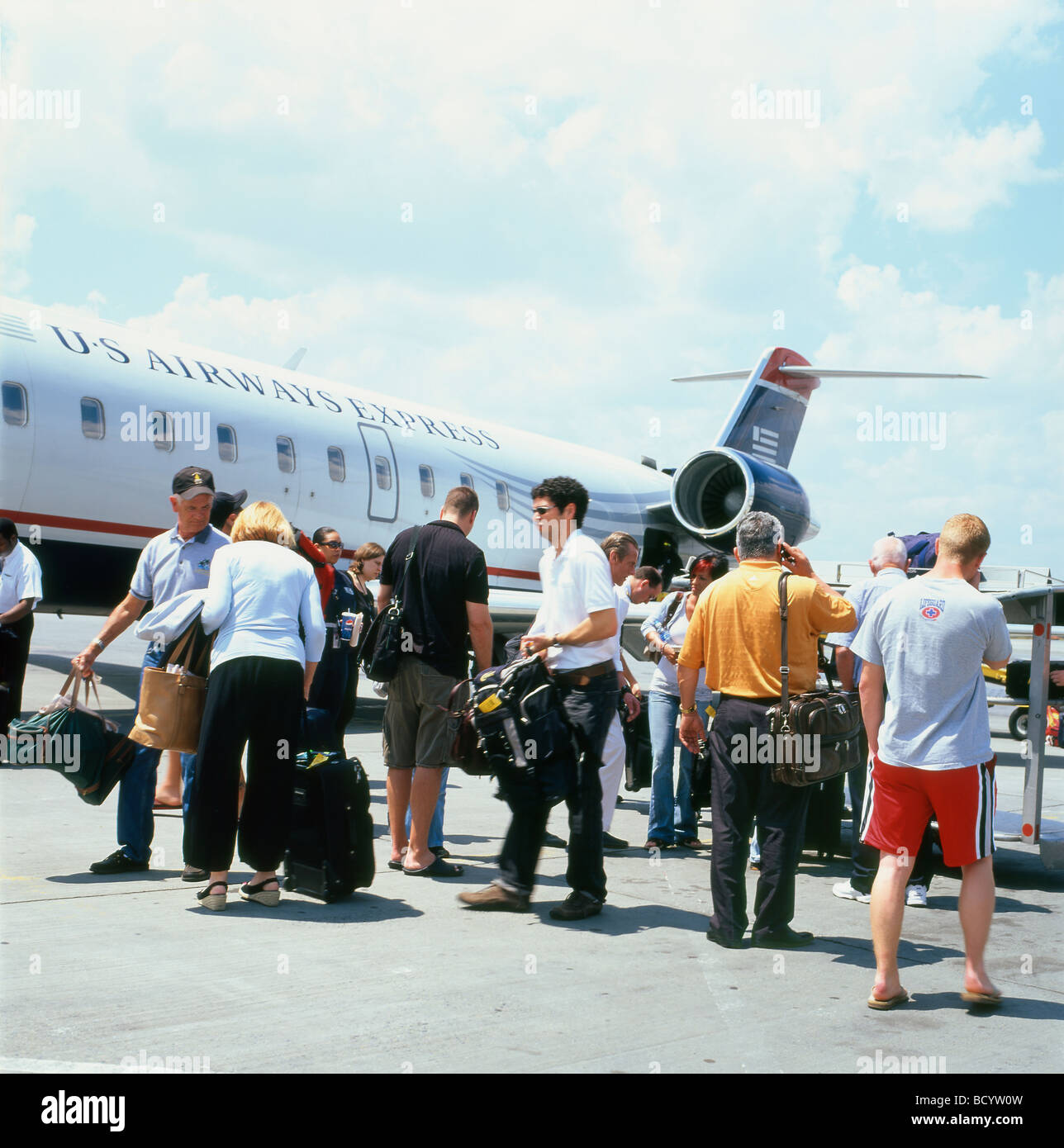 I passeggeri di un US Airways Express piano raccogliendo il loro bagaglio su asfalto a LaGuardia Airport New York KATHY DEWITT Foto Stock