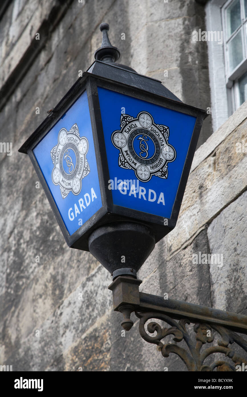 La spia blu sopra la porta della stazione per il Garda siochana na heireann la polizia irlandese a Dublino Repubblica di Irlanda Foto Stock
