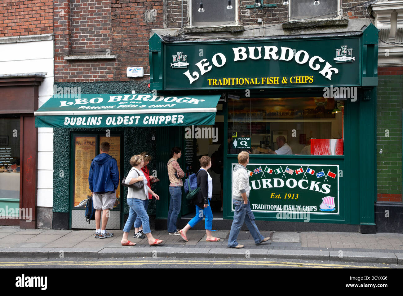 Le persone al di fuori della coda leo burdocks pesce e chip shop più antico di Dublino chipper Dublino Repubblica di Irlanda Foto Stock
