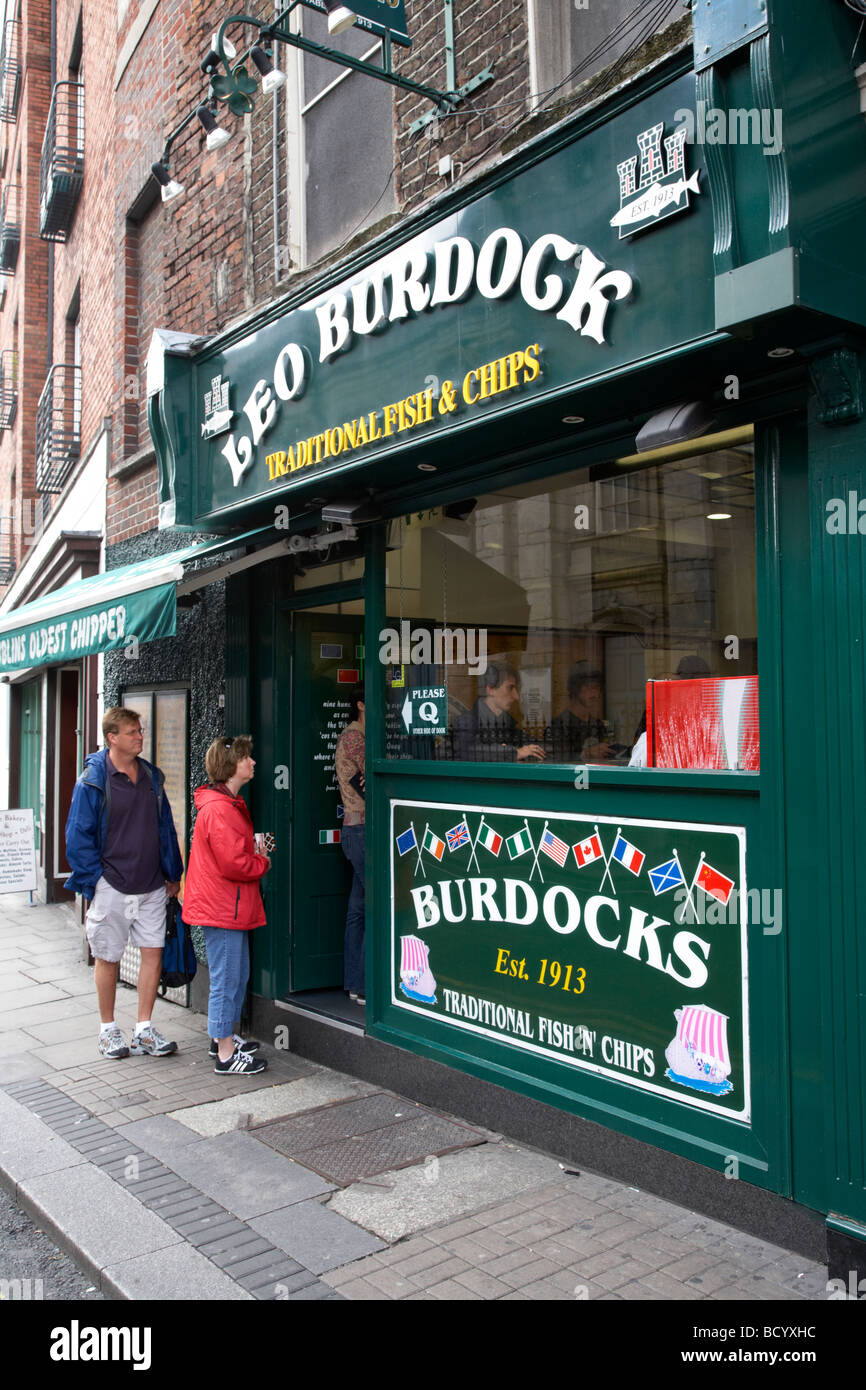 Le persone al di fuori della coda leo burdocks pesce e chip shop più antico di Dublino chipper Dublino Repubblica di Irlanda Foto Stock