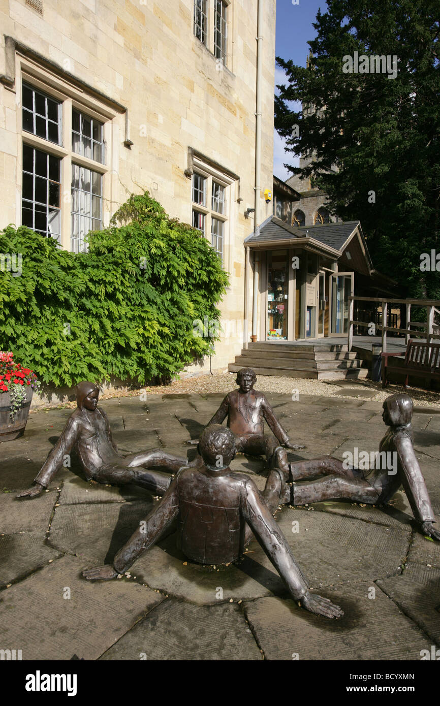 Città di Tewkesbury, Inghilterra. Il pubblico arte scultura di toccare le anime all'entrata di Tewkesbury Abbey Centro Visitatori. Foto Stock