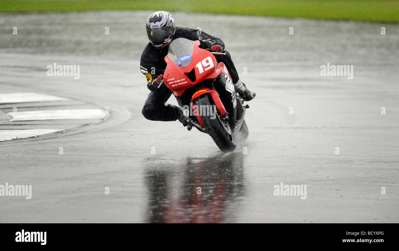 Un motociclista resiste a condizioni di bagnato come egli prende parte a una via giorno RACING SCHOOL A DONINGTON PARK CIRCUITO RACING UK Foto Stock