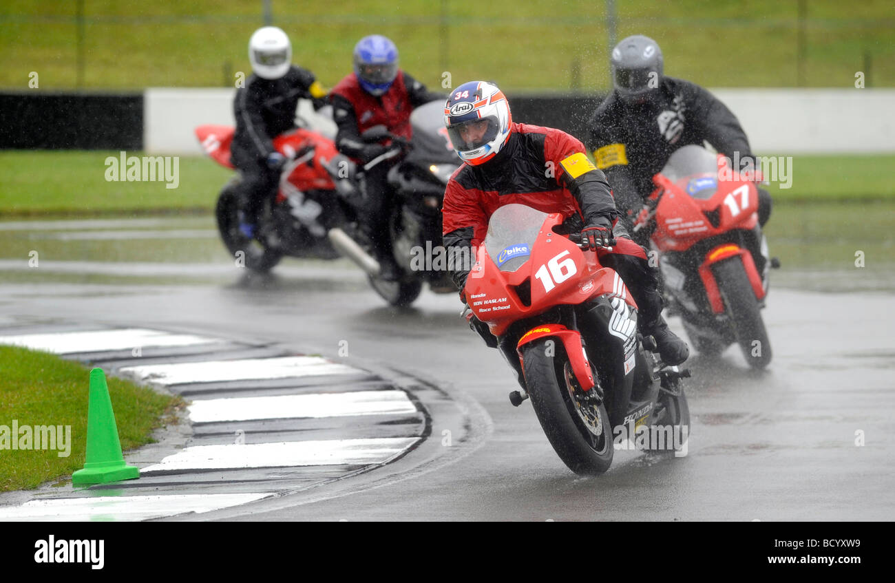 Motociclisti prendere parte ad una gara SCUOLA VIA GIORNATA A DONINGTON PARK MOTOR RACING CIRCUITO NELLE EAST MIDLANDS Foto Stock