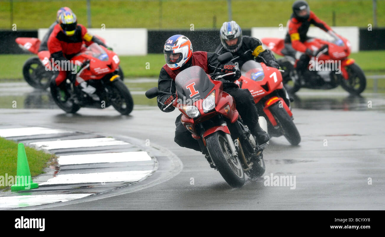 Motociclisti prendere parte in una esperienza di pista GIORNATA A DONINGTON PARK MOTOR RACING CIRCUITO NELLE EAST MIDLANDS, Regno Unito Foto Stock